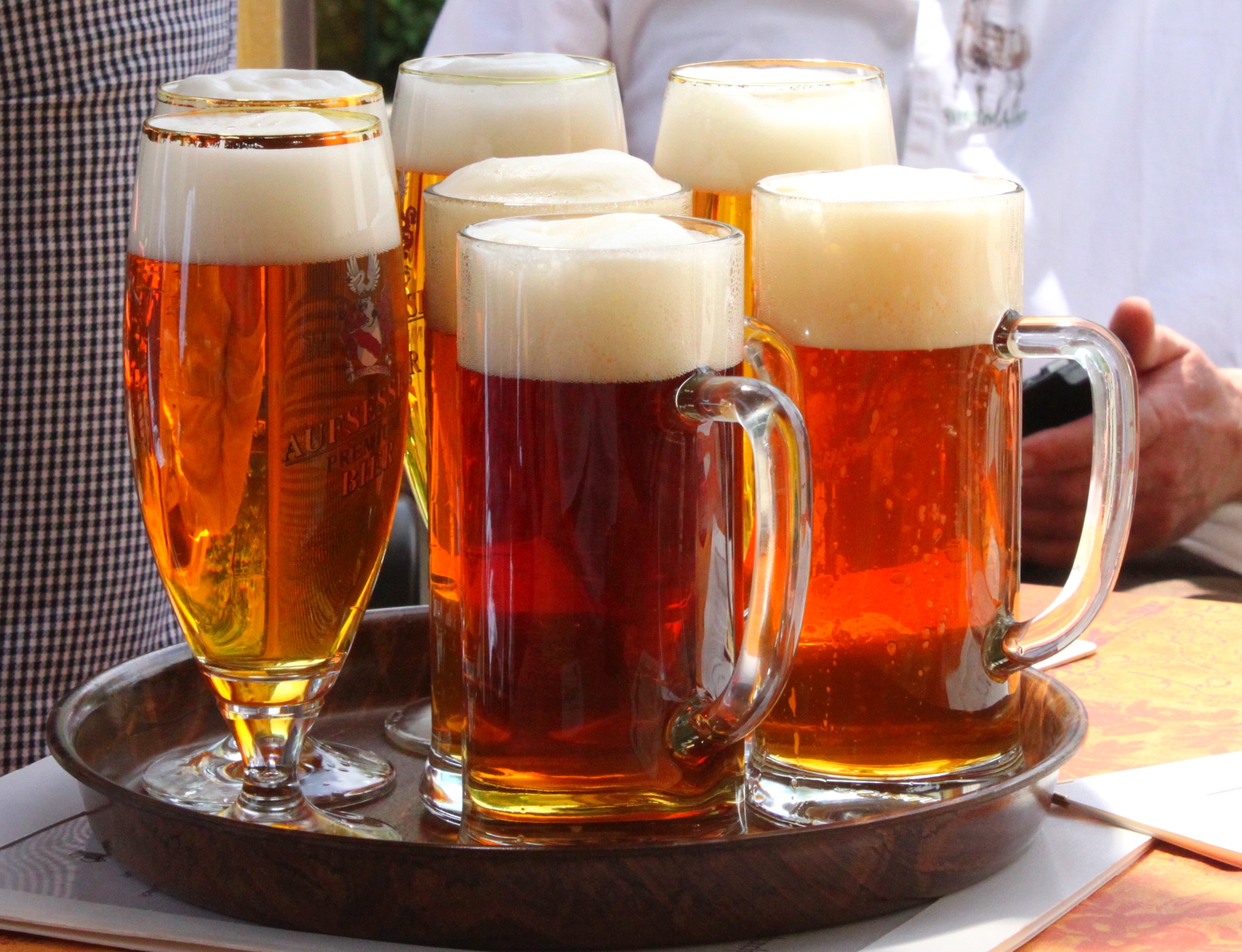 Vasos de cerveza durante la celebración del Día Mundial de la Cerveza
