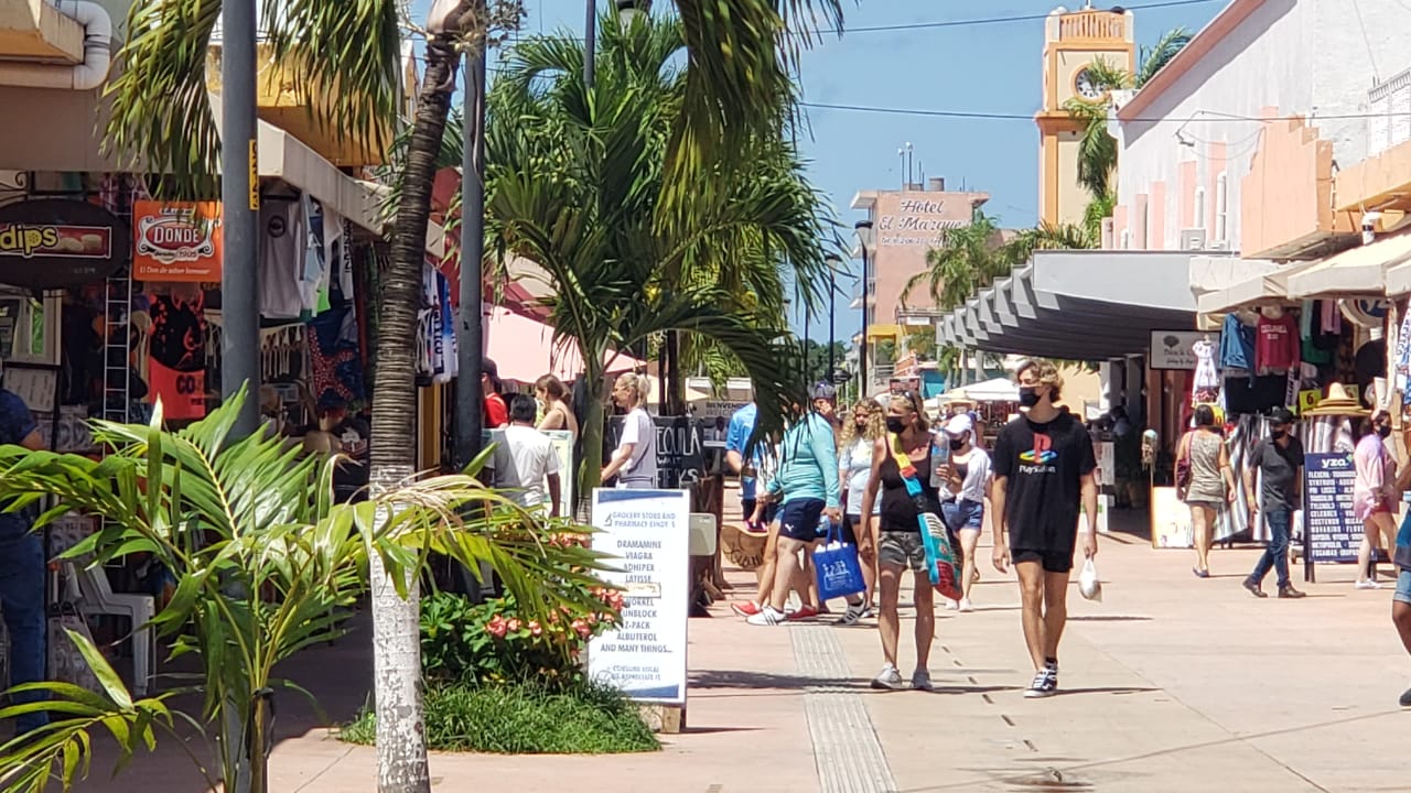 Locales comerciales en Cozumel afectados por la baja en las ventas durante la temporada baja de 2026.