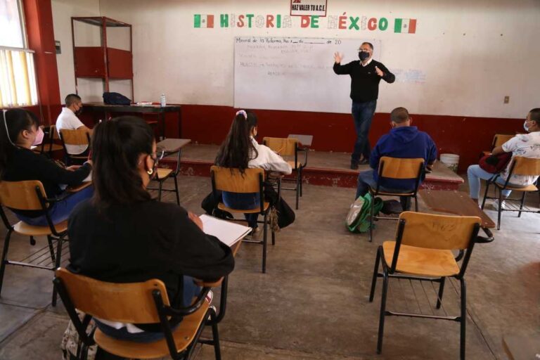 Estudiantes mexicanos durante una clase en un salón de clases