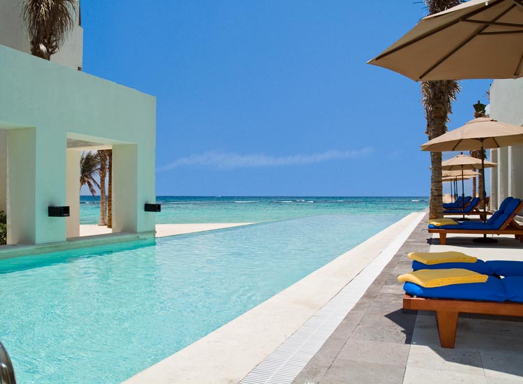 Hoteles y playa de la Riviera Maya durante una temporada de baja ocupación turística.