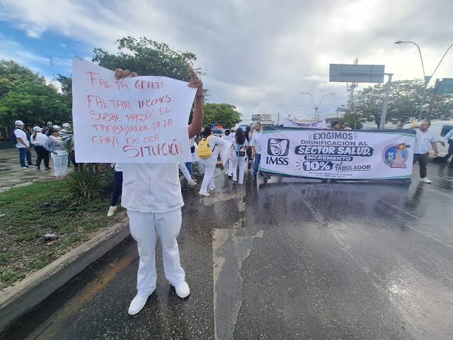 Trabajadores del IMSS protestan en Cancún por falta de insumos y personal